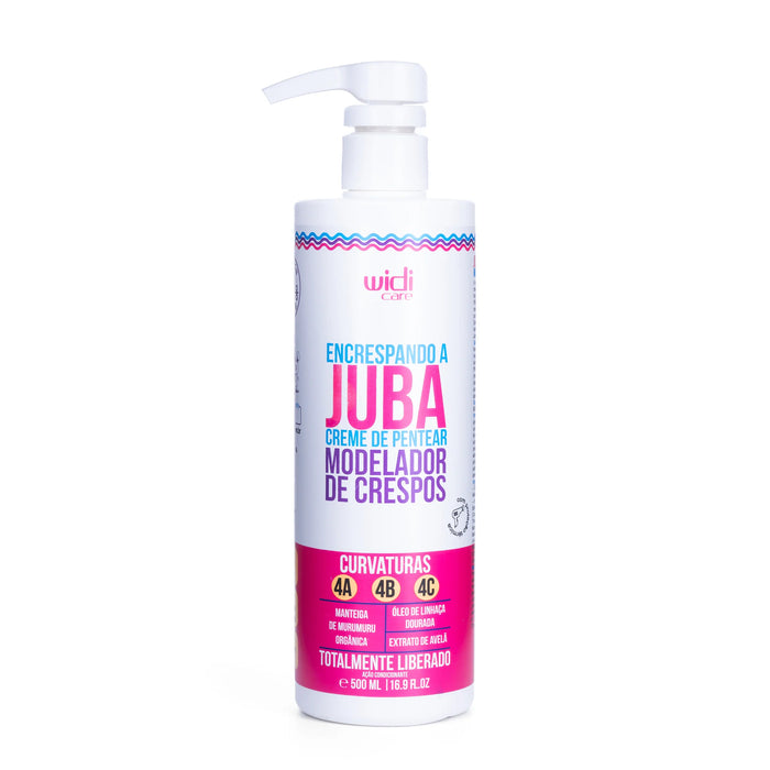 Un frasco alto y blanco con dosificador de WIDI CARE Tipo 4 - Cabello afro Crema de peinar JUBA de 500 ml para cabellos rizados de los tipos 4A, 4B y 4C, diseñado para controlar el encrespamiento.