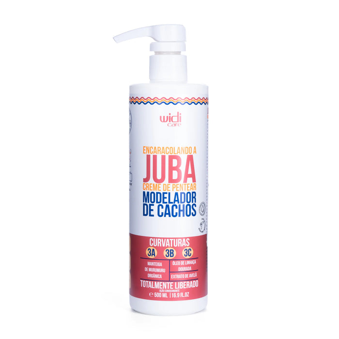Un frasco blanco con dosificador de WIDI CARE Tipo 3 - Cabello crespo Crema de Peinar JUBA, 500 g, crema para peinar el cabello rizado con etiquetas rojas, naranjas y azules, para cabellos de los tipos 3A a 3C.