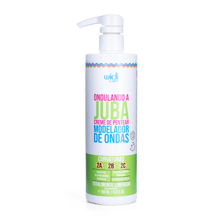 Un frasco blanco con dosificador de WIDI CARE Tipo 2 - Cabello ondulado Crema de peinar JUBA de 500 ml para cabello ondulado, con texto e iconos de colores que ayudan a controlar el encrespamiento.